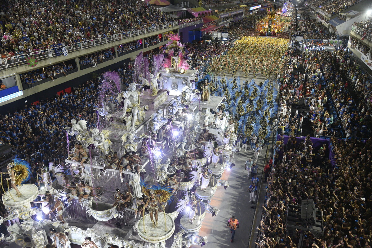 O desfile não pode apresentar os famosos buracos entre as alas (grandes espaços que afeta o conjunto e homogeneidade da escola). Os jurados também devem observar a  espontaneidade, criatividade e empolgação dos componentes, que devem evoluir com alegria e leveza, brincando o Carnaval. 