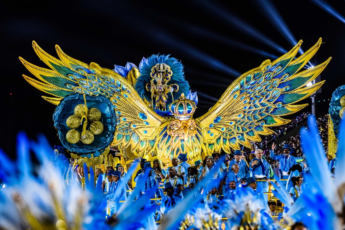 O quesito Enredo é referente à criação e apresentação artística do tema ou conceito escolhido pela escola de samba. O julgador deve analisar como foi a abordagem, contada em alegorias e fantasias, de forma linerar na avenida.