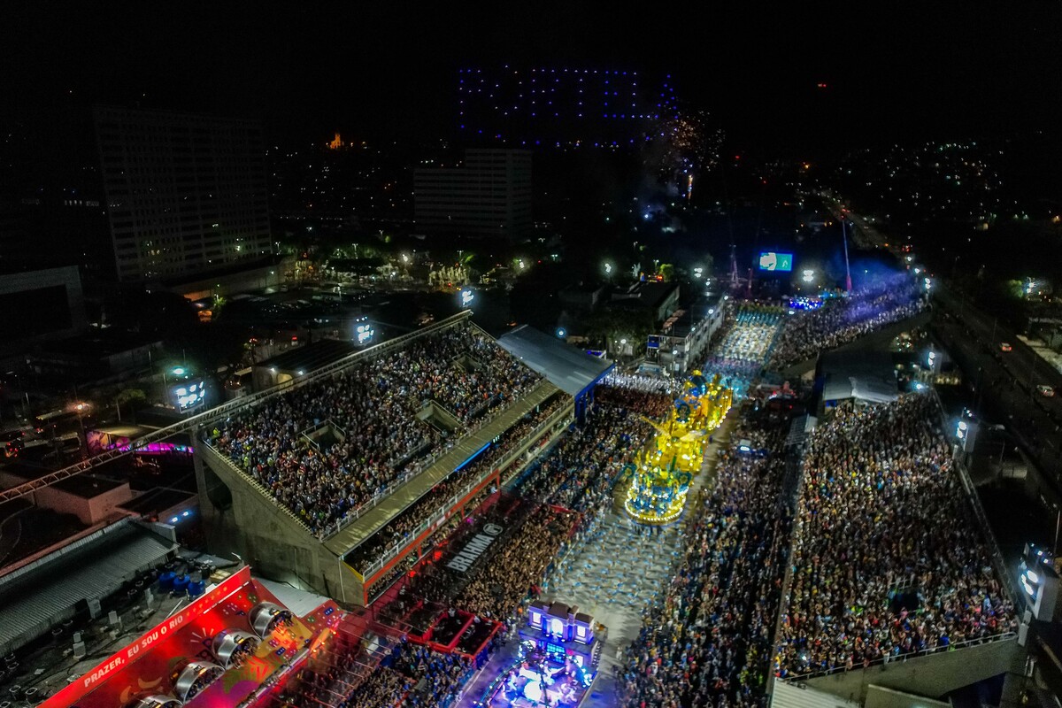 O quesito Harmonia analisa o entrosamento entre o ritmo e o canto. Ele traz à tona a importância da igualdade do canto pelos componentes em consonância com o puxador e a manutenção da tonalidade. Com isso, o jurado tira ponto de alas que não estão cantando ou em caso de irregularidade do canto ao longo da escola.