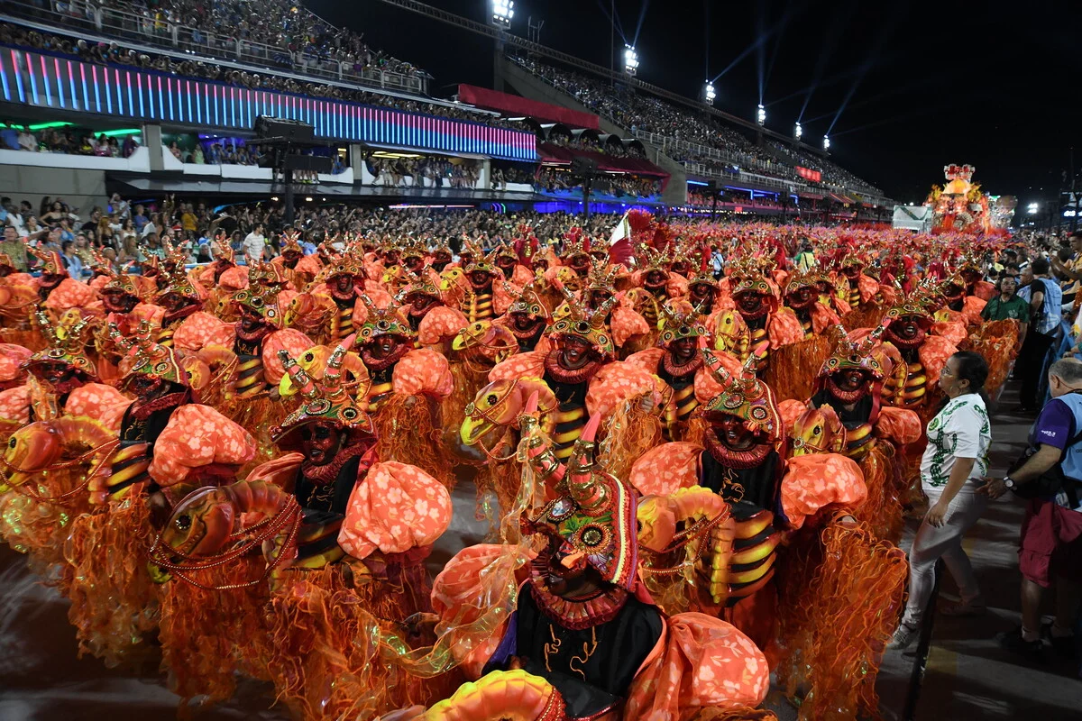 No quesito evolução os jurados avaliam se a dança está de acordo com o ritmo do samba executado pela bateria. Eles também analisam a fluência da escola na avenida. Não podendo ficar muito tempo parada ou apressar o passo para não estourar o tempo.