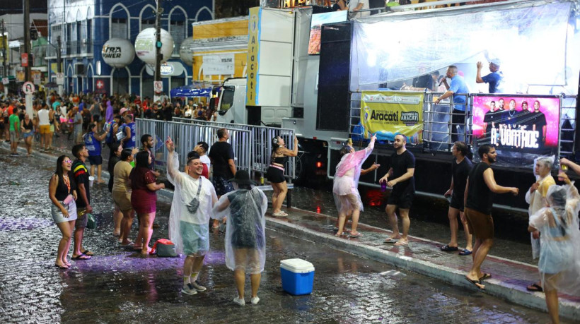 Poucos foliões acompanhavam o início dos desfiles dos trios elétricos em Aracati