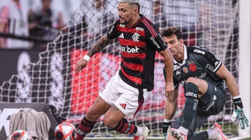Jogador chegou a 300 jogos pelo Rubro-Negro em vitória contra o Vasco pelo primeiro jogo da semifinal do Carioca