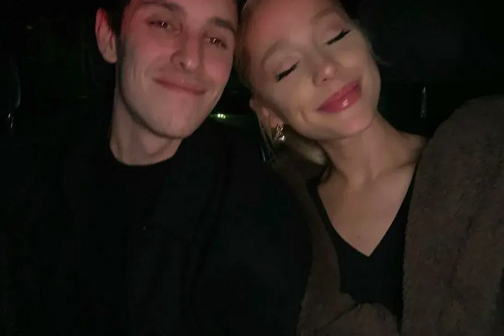 Em sua vida pessoal, Ariana já esteve no centro de atenções por seus relacionamentos, incluindo um breve noivado com o comediante Pete Davidson e seu casamento com o agente imobiliário Dalton Gomez (foto), de quem se separou em 2023.
