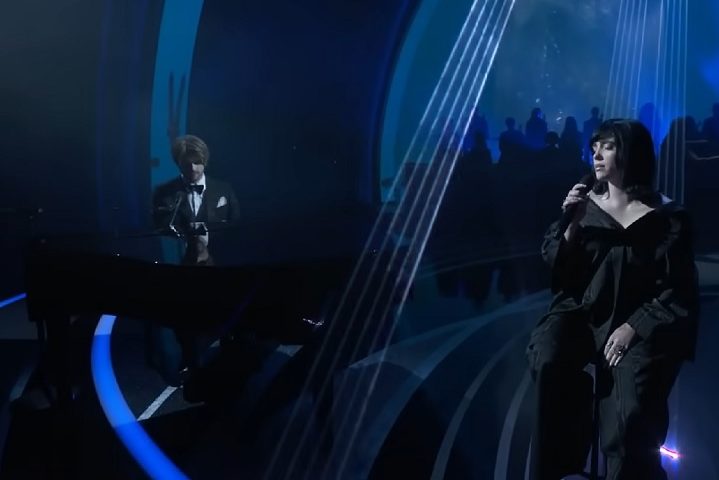 No Time do Die, de 007 – Sem Tempo Para Morrer (2022): Billie Eilish se destacou no Oscar ao lado do irmão FINNEAS. Os dois emocionaram o público com a apresentação.