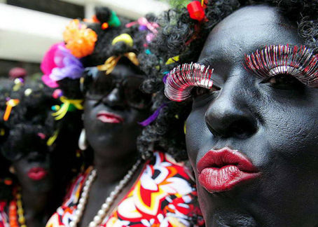 Além disso, o bloco também é conhecido por sua irreverência, e muitas vezes usa sátira e humor em suas músicas e fantasias.