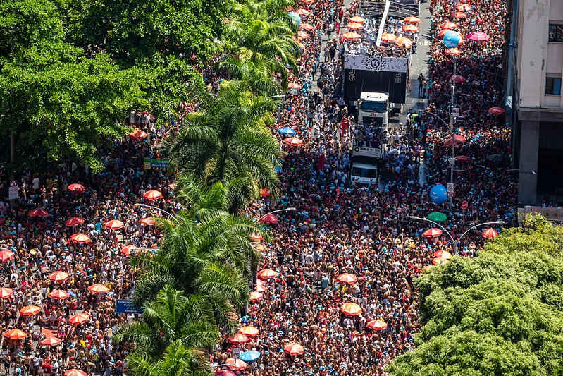 O Cordão da Bola Preta arrastou milhares de foiões no Centro do Rio no sábado (1º de março), celebrando seu 106º desfile na história e comemorando os 460 anos da cidade do Rio de Janeiro, que faz aniversário na data. Com o tema “Rio, eu te amo”, o cortejo teve marchinhas de Carnaval, sambas-enredo e canções de MPB com novos arranjos.