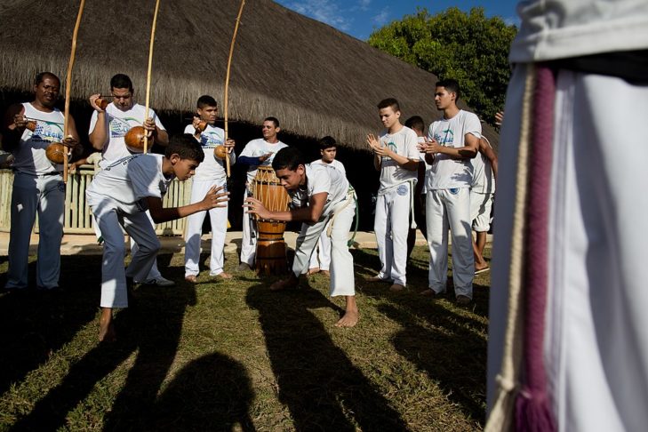Originalmente, os abadás eram brancos e tinham uma ligação com os capoeiristas.