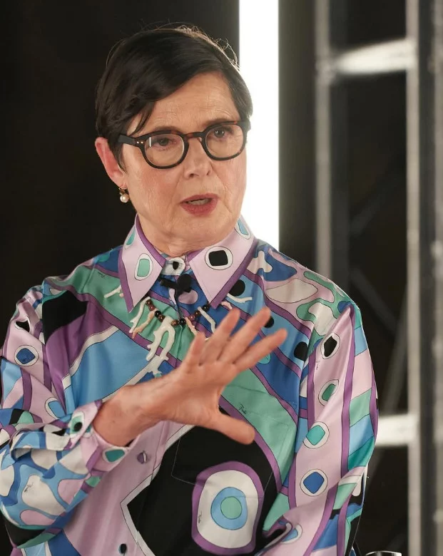 “Não tenho muito diálogo no filme - essa foi uma escolha feita para enfatizar como a Igreja Católica é muito patriarcal e como os homens têm papéis de tomada de decisão”, declarou a atriz em entrevista ao site “National Catholic Reporter”. 