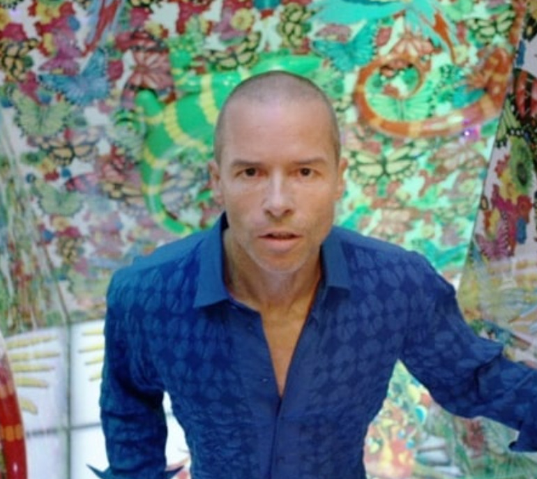 Os três primeiros trabalhos de Guy Pearce foram em filmes do diretor australiano Frank Howson: “Heaven Tonight”, “Hunting” e “Flynn”. Neste último, interpretou o ator Errol Flynn, que fez fama em filmes de super-herói.
