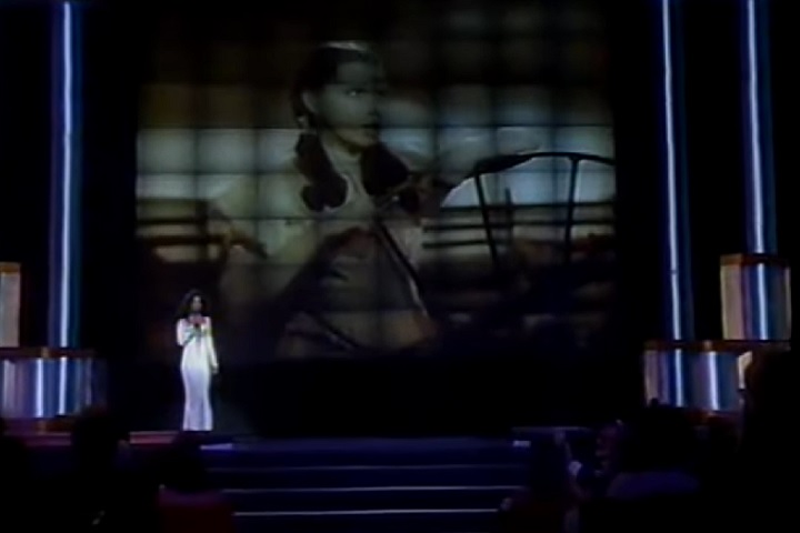 Over the Rainbow, de O Mágico de Oz (1990): Diana Ross fez uma performance inesquecível da música deste clássico do cinema, que celebrava 50 anos do seu lançamento (que na verdade foi em 1939).