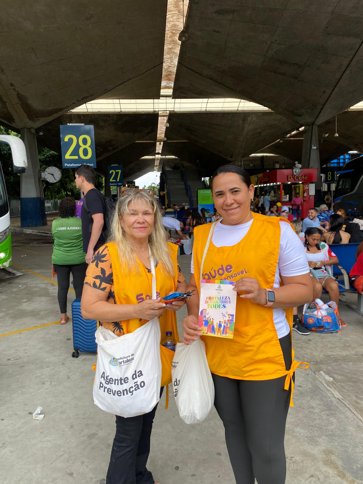 Distribuição de preservativos, gel lubrificante e fôlder informativo sobre doenças sexualmente transmissíveis estava acontecendo no terminal 