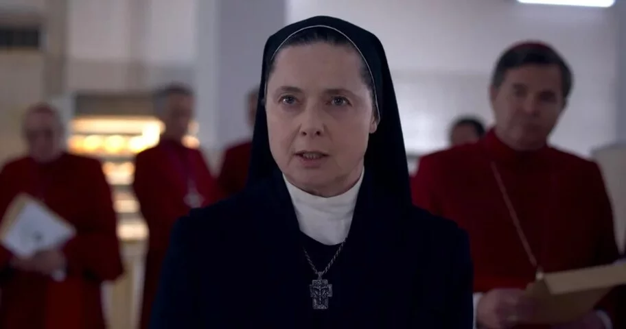 Em “Conclave”, que está em cartaz nos cinemas brasileiros, Isabella Rossellini interpreta a personagem Irmã Agnes. 
