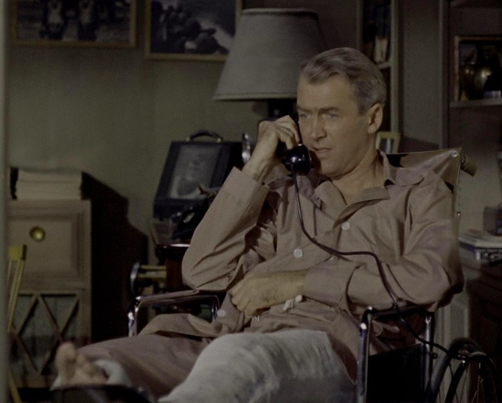 Enquanto observa seus vizinhos pelos binóculos para passar o tempo, Jeff se convence de que presenciou um assassinato cometido por um dos vizinhos. 