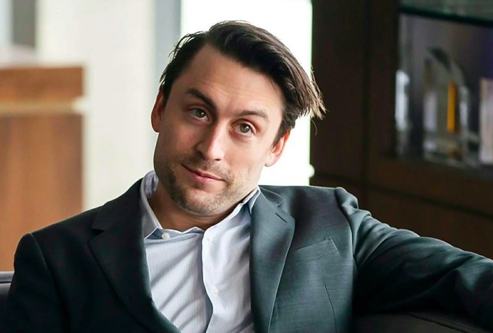 Sua atuação como o filho sarcástico e ambíguo de Logan Roy (Brian Cox) lhe rendeu prêmios importantes, como um Emmy de Melhor Ator em Série de Drama.