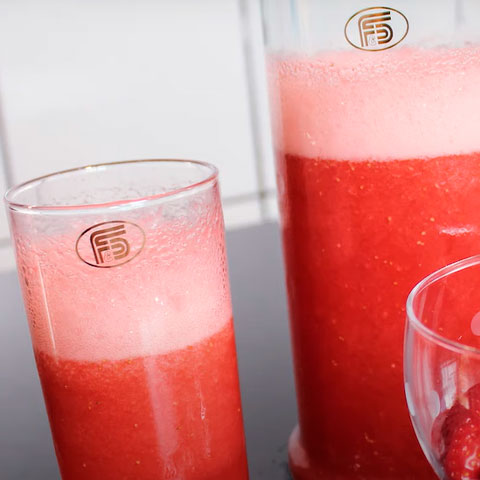  Falando em morango, ele faz uma ótima dupla com a acerola no reforço do sistema defensivo do nosso corpo. Não é um suco muito feito em casa, mas costuma ser encontrado com facilidade em restaurantes e lanchonetes. 