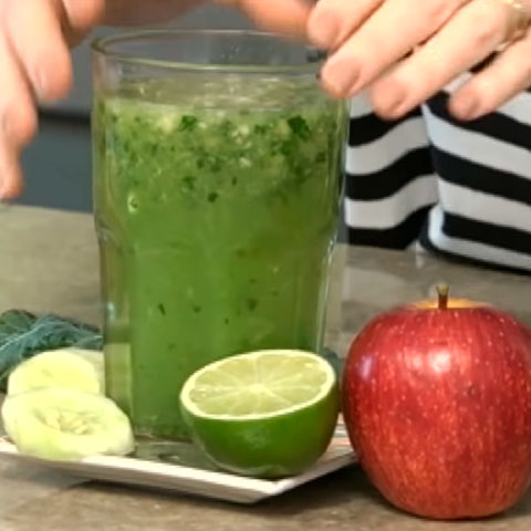 Agora vamos entrar na categoria dos muito exóticos. O suco imunizante é feito com laranjas em gomos, maçãs com casca e couve. 