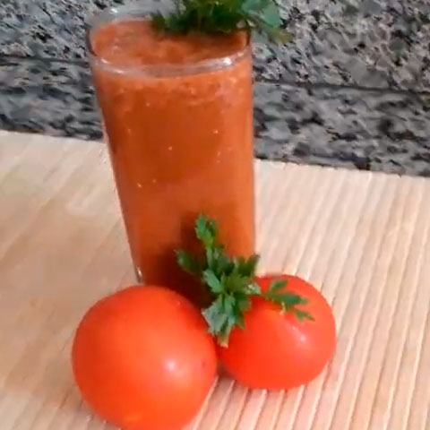 O suco de tomate também é bom para reforçar a imunidade. Isso é algo que pouca gente sabe. Ainda há quem coloque pimenta do reino, molho inglês e limão. 