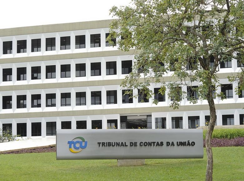 Em fevereiro, o governo pôde pagar os primeiros depósitos do Pé-de-Meia aos estudantes que concluíram o ensino médio em 2024. Ele ocorreu dias após o Tribunal de Contas da União (TCU) liberar o pagamento do programa voltado para a educação básica. O órgão havia bloqueado os R$ 6 bilhões porque eles não estavam no Orçamento da União de 2025. Na decisão do dia 12/02, o TCU deu ao governo prazo de 120 dias para conseguir viabilizar com o Congresso Nacional a inclusão do programa no orçamento.

