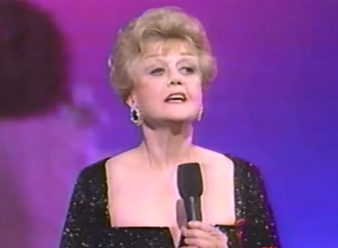 A canção-tema que surge nos créditos do filme foi cantada na cerimônia por Céline Dion, Peabo Bryson e Angela Lansbury (foto), que dublava a adorável Sra. Potts na animação. Confirmando o favoritismo, o longa saiu com a estatueta de Melhor Canção Original.







