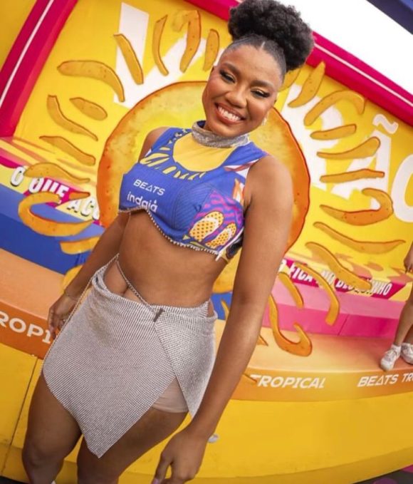 Não é difícil encontrar ideias diferentonas pelo Instagram, TikTok ou Pinterest. Tem abadá vestido e até versão em cropped…