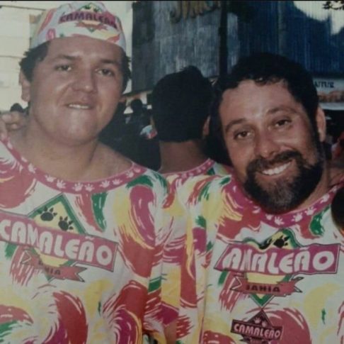 No contexto do Carnaval, o abadá é uma forma de identificação dos foliões com o bloco ou camarote que eles estão frequentando.