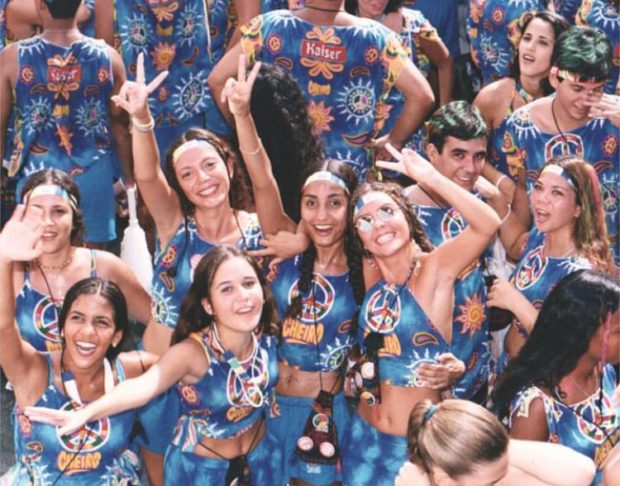 O abadá não apenas se consolidou como um item de vestuário distintivo durante o Carnaval, mas também como um símbolo da festividade, representando a diversidade, a alegria e a identidade cultural do Brasil.