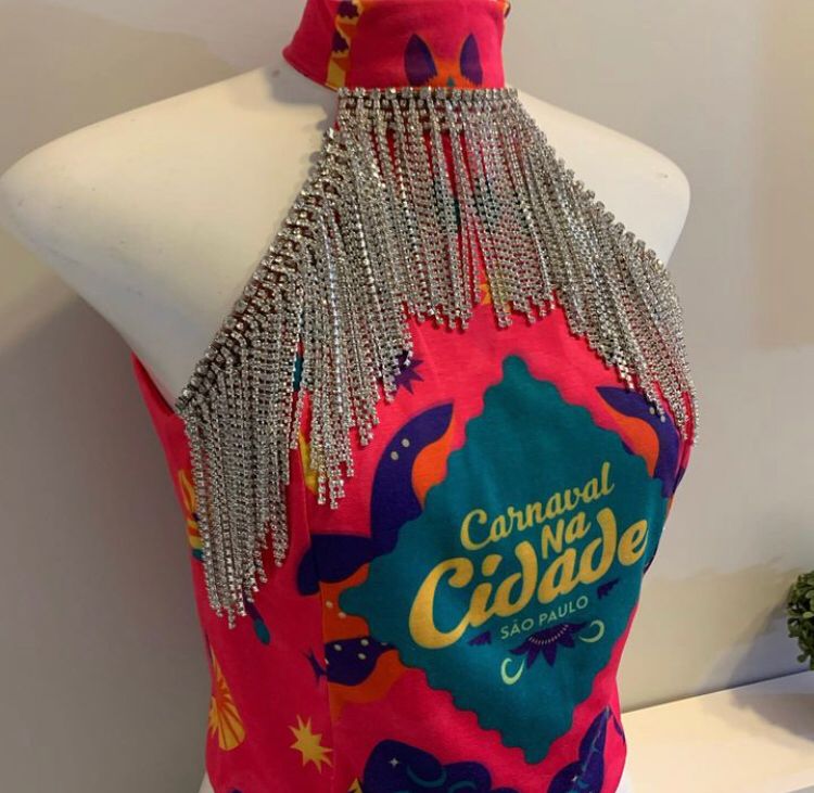 Outra tendência que tem aparecido entre os famosos são os abadás com franjas ou fitas. Alguns ainda adicionam miçangas ou paetês.