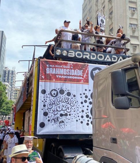 O Cordão do Bola Preta também é famoso por ter seu próprio samba-enredo, uma música específica criada para o desfile do bloco. 