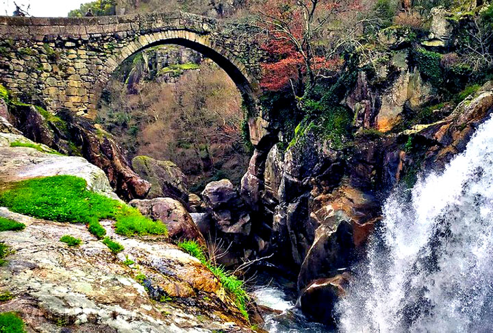 Foi feita em granito com um único arco, com vão de até 13 metros.  Diz a lenda que foi construída pelo próprio Diabo num pacto com um fugitivo que precisava atravessar o rio.
