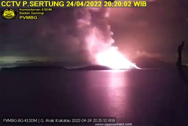 Em abril de 2022, o Anak Krakatoa (Filho de Krakatoa) lançou uma nuvem de cinzas vulcânicas a mais de 3 km no céu. Autoridades emitiram alerta e moradores tomaram as precauções. 
