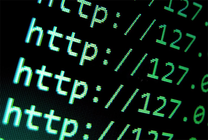 A polícia rastreou o IP do computador usado pelo bandido para o envio da mensagem, foi até lá e o prendeu. 