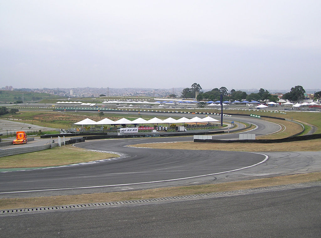 A famosa curva do S do Senna, em homenagem ao tricampeão mundial Ayrton Senna, é um dos trechos mais técnicos e emocionantes do circuito.
