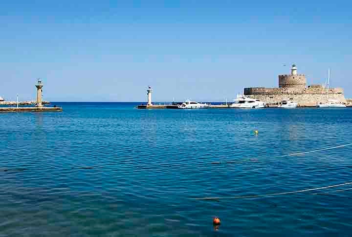 O Colosso de Rodes foi uma estátua do titã-deus do Sol da mitologia grega, Hélios, erguida na cidade de Rodes, na ilha homônima, por Carés de Lindos em 280 a.C. 