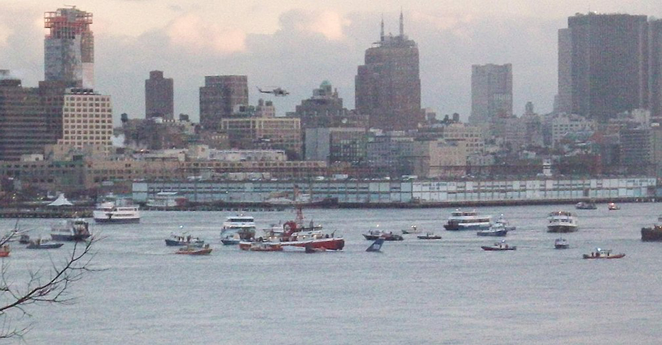 A aterrissagem foi na altura de Manhattan. Os 150 passageiros e 5 tripulantes do avião parcialmente submerso foram evacuados pelas duas asas do avião e por escorregadores infláveis que foram ativados.  Embarcações logo se aproximaram para o resgate, como Sully previa.