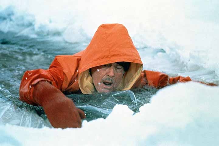 A sequência se passa sete anos após os acontecimentos do original. Um prólogo, entretanto, ocorre cronologicamente poucos dias após o final do primeiro filme. 