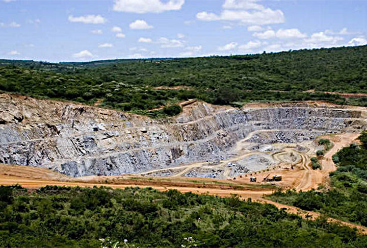 Urânio - Descoberto em 1789 pelo alemão Martin Klaproth, na Alemanha, foi o primeiro elemento onde se detectou a propriedade de ser radioativo.  É usado na indústria bélica (bombas de hidrogênio e até bombas atômicas), e como combustível em usinas nucleares para geração de energia elétrica. 