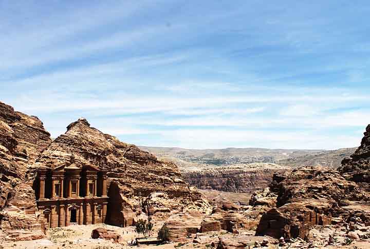 8) Petra, Jordânia: Fundada por volta do século IV a.C. pelos nabateus, uma civilização árabe, Petra serviu como um importante centro de comércio, ligando o Oriente Médio à Ásia. 