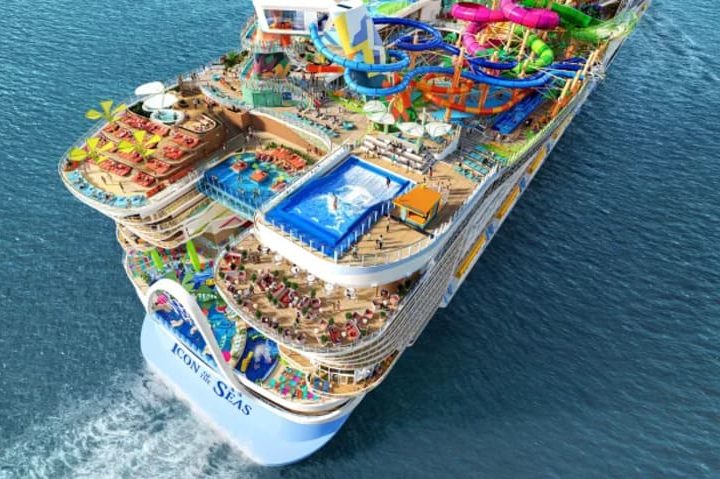 O navio pesa mais de 250 mil toneladas e conta com uma capacidade máxima de até 7.600 passageiros e 2.350 tripulantes. E é repleto de instalações atraentes para o lazer dos passageiros. 