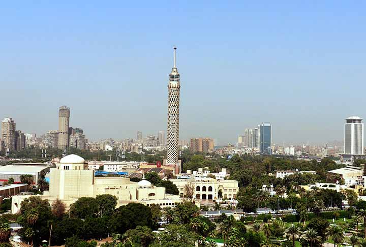 Cairo é a capital do Egito, sendo uma das maiores cidades da África. Ela está localizada nas margens e ilhas do rio Nilo, ao sul do delta. Ao sudoeste, se encontra Giza e a antiga necrópole de Mênfis, com a meseta de Giza e suas monumentais pirâmides, como a Grande Pirâmide de Quéops.