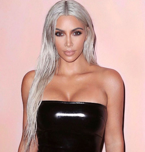Kim Kardashian é uma empresária, modelo, atriz, influenciadora e socialite norte-americana, conhecida por protagonizar o reality show Keeping Up with the Kardashians, junto de sua família. Ficou mundialmente conhecida e se tornou uma das socialites mais famosas do mundo. 