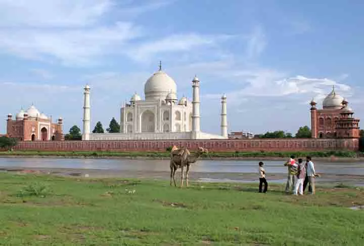 Declarado Patrimônio Mundial pela UNESCO em 1983, o Taj Mahal é considerado uma das Sete Maravilhas do Mundo Moderno. Sua construção envolveu milhares de artesãos e combina influências indianas, persas e islâmicas. É um marco histórico e cultural, além de ser uma das atrações turísticas mais visitadas do mundo.

