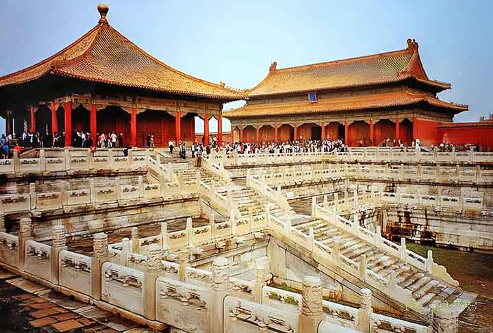 O nome Cidade Proibida se deve ao fato de que o acesso ao complexo era restrito, sendo permitido apenas à família imperial e a funcionários selecionados. Hoje, o local é um museu e um importante símbolo cultural, atraindo milhões de visitantes todos os anos.