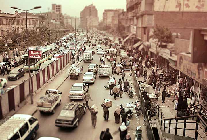 Com quase 20 milhões de habitantes na região metropolitana, Cairo é a cidade mais povoada da África. A religião predominante é o islão, enquanto a charia é o principal código de leis. 