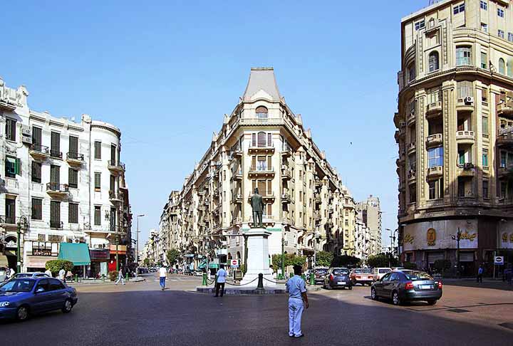 Já o Downtown foi construído em 1880 pelo Rei Ismail. O objetivo, na época, era remeter diretamente a uma cidade europeia. O centro da cidade possui ruas largas e cheio de relíquias.