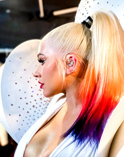 Christina Aguilera é uma cantora, compositora e atriz americana, que fez enorme sucesso nos anos 90 e 2000. Conhecida por sua extensão vocal e habilidade de sustentar notas altas, ela tem álbuns em inglês e espanhol.