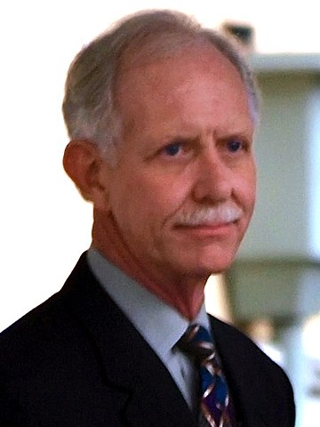 No comando estava o piloto Chesley Burnett Sullenberger III, às vésperas de celebrar seu 58º aniversário (em 23/1). Ex-piloto de caça, ela trabalhava em linhas aéreas civis desde 1980, quando deixou a Força Aérea dos EUA.