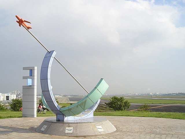 Decidiu-se então retornar para Tóquio. Mas sem combustível suficiente, o avião teve que parar em Osaka para reabastecer.