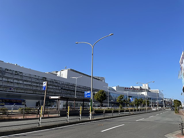 É que o aeroporto de Fukuoka fica em área residencial e o horário limitado se deve ao respeito à vizinhança para não atrapalhar o descanso das pessoas à noite. O jeito seria desviar para outro aeroporto.