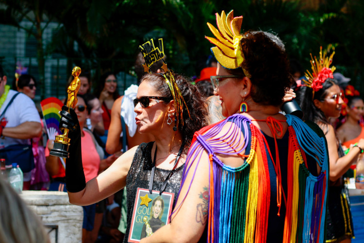 FORTALEZA, CEARÁ, BRASIL, 02-03-2025: Movimentação de foliões se divertindo, mesmo com sol forte o Bloco de Carnaval Soltos na Buraqueira, fez a alegria das fantaias com a banda de marchinhas de carnaval. (Foto: Samuel Setubal/ O Povo)