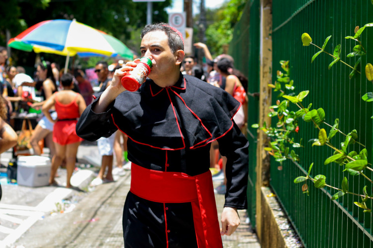 FORTALEZA, CEARÁ, BRASIL, 02-03-2025: Movimentação de foliões se divertindo, mesmo com sol forte o Bloco de Carnaval Soltos na Buraqueira, fez a alegria das fantaias com a banda de marchinhas de carnaval. (Foto: Samuel Setubal/ O Povo)
